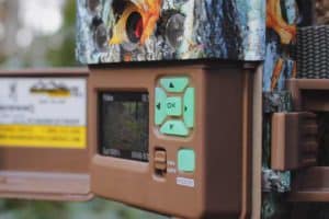trail camera with viewing screen